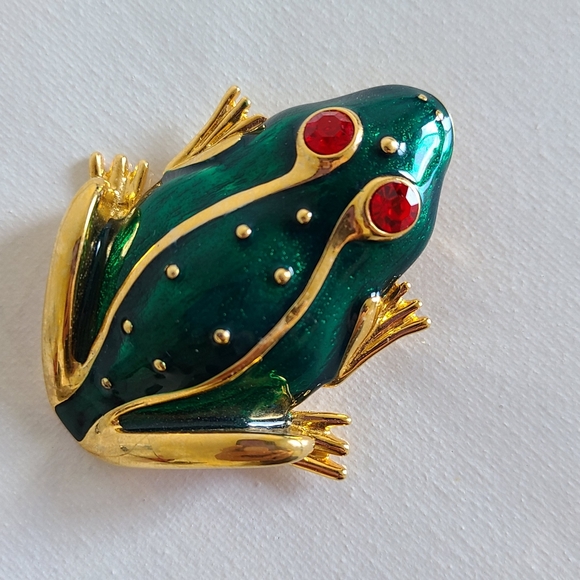 Trifari Jewelry - Vintage Trifari frog brooch pin
